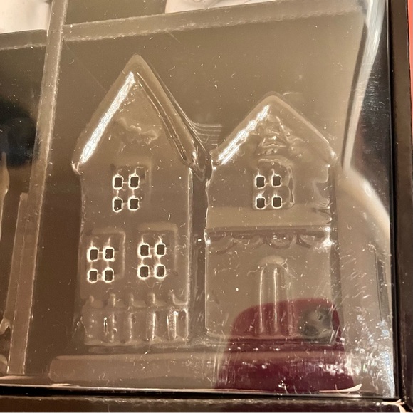 🆕- MARTHA STEWART ORANGE LED HAUNTED HOUSE, BOO GHOSTS & POMPOM GARLAND 7 PC SET - Picture 10 of 13